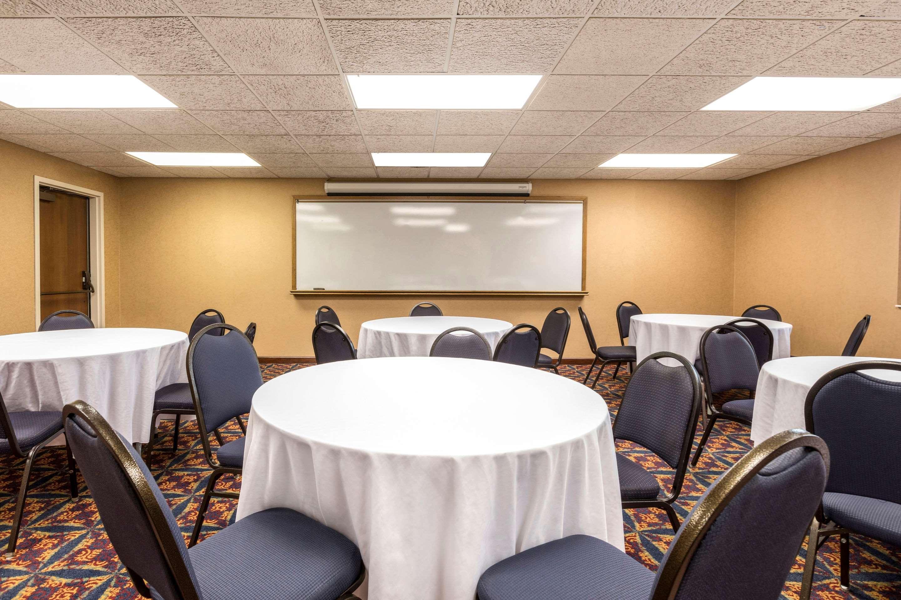 Quality Inn Auburn Hills - Detroit North Экстерьер фото